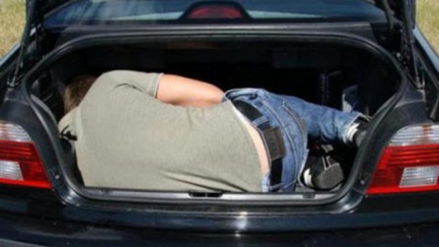 Затвор за мъж, опитал да напусне страната, скрит в багажник