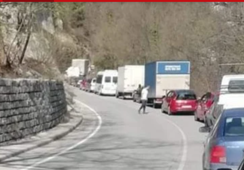 ОТ ПОСЛЕДНИТЕ МИНУТИ: Камион и две коли се нанизаха на пътя за Бачково