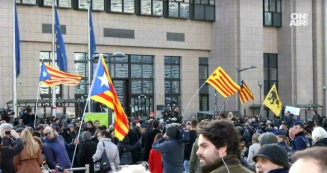 В Каталуния: “Вън окупационните сили“ - има ранени полицаи и арестувани