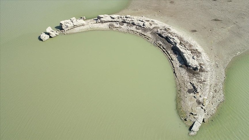 Древен град изплува от водите на язовир в Турция