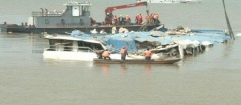 Кораб се преобърна в Китай, най-малко осем души са загинали