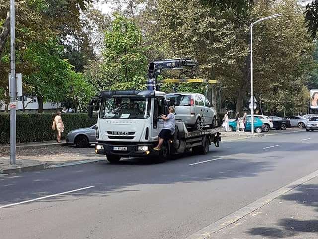 Шоу в Бургас! Руса шофьорка се хвърли върху паяка (СНИМКИ)