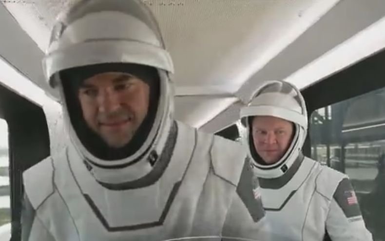 Космическият кораб Crew Dragon бе изстрелян във Флорида с граждански екипаж на борда (ВИДЕО)