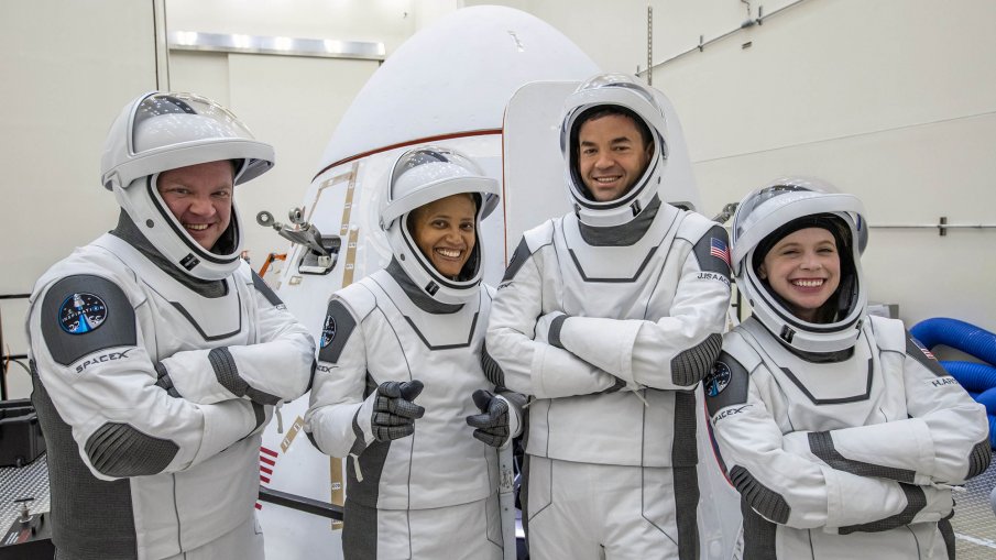 Първите космически туристи на SpaceX се върнаха на Земята (ВИДЕО)