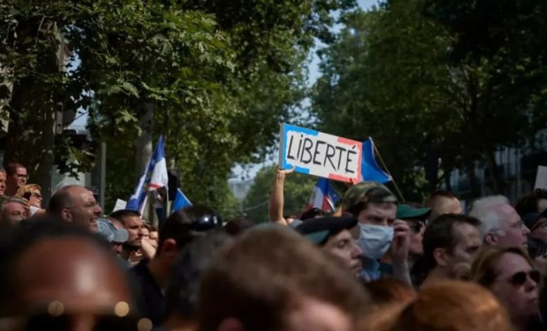 Около хиляда антиваксъри излязоха на протест в Белград