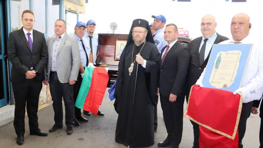 СВЕТИНЯ: България посрещна ризата на света Петка от Румъния