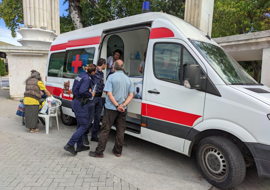 Скандал затвори изнесения ваксинационен пункт във Варна (СНИМКИ)