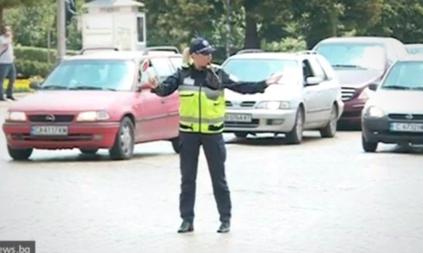 Пътни полицаи регулират натоварено кръстовище в Пловдив