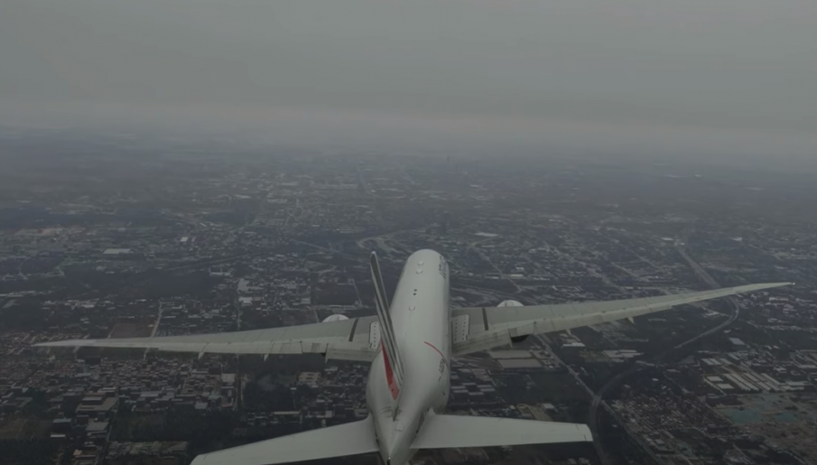 Самолет се върна в Пекин заради дим в пътническия салон (ВИДЕО)