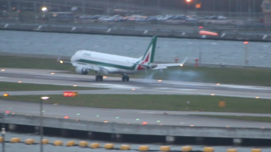 Мощна буря наводни летището в Милано (ВИДЕО)