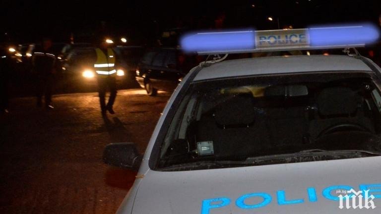ИЗВЪНРЕДНО: Среднощна гонка в Бургас - полицаи преследваха автомобили, натъпкани с мигранти