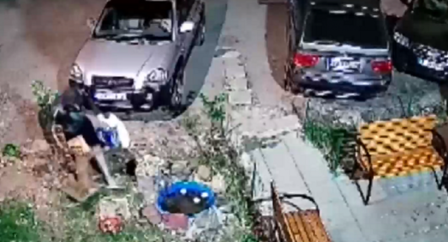 НАГЛА КРАЖБА: Крадец задигна украсата пред блок в Сухата река