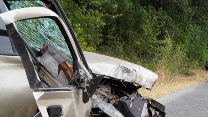 Пиян с 3,09 промила се разби в колата на жена