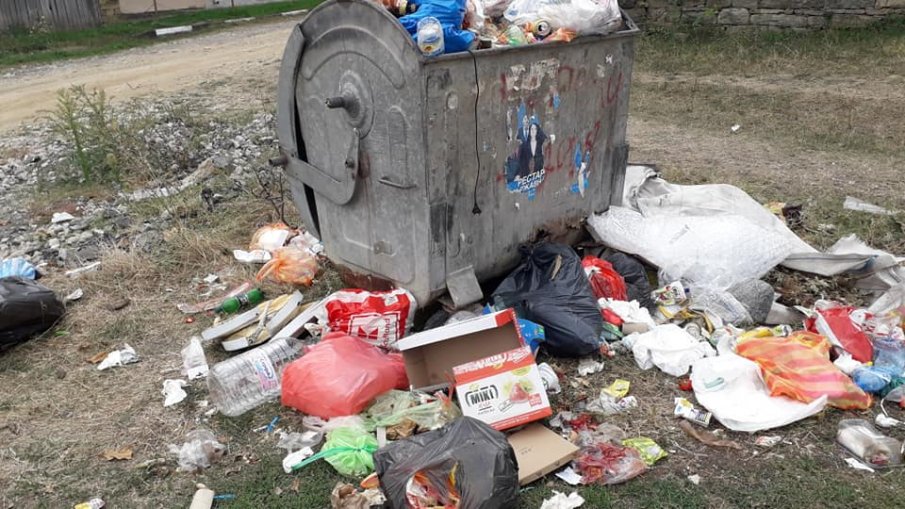 Севлиевско село затъна в боклуци, има риск от разпространение на зарази (СНИМКИ)