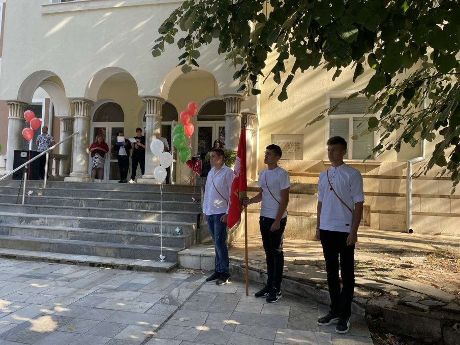 БДЖ откри учебната година с първите назначени на трудов договор ученици (СНИМКИ)