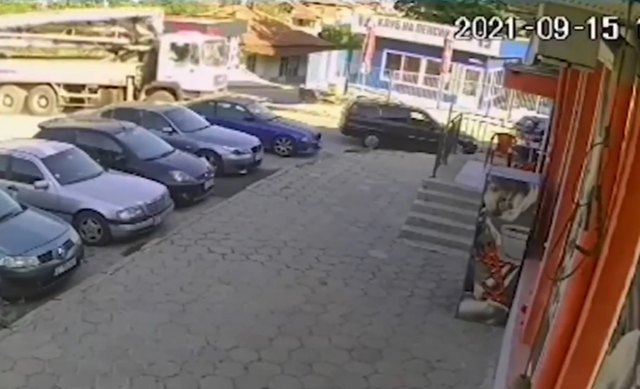 Бетоновоз помете три коли в Петрич, по чудо няма жертви