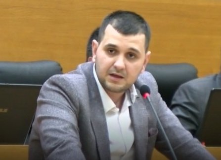 Огромен скандал в Пловдив! Общински съветник от ДБ обижда деца
