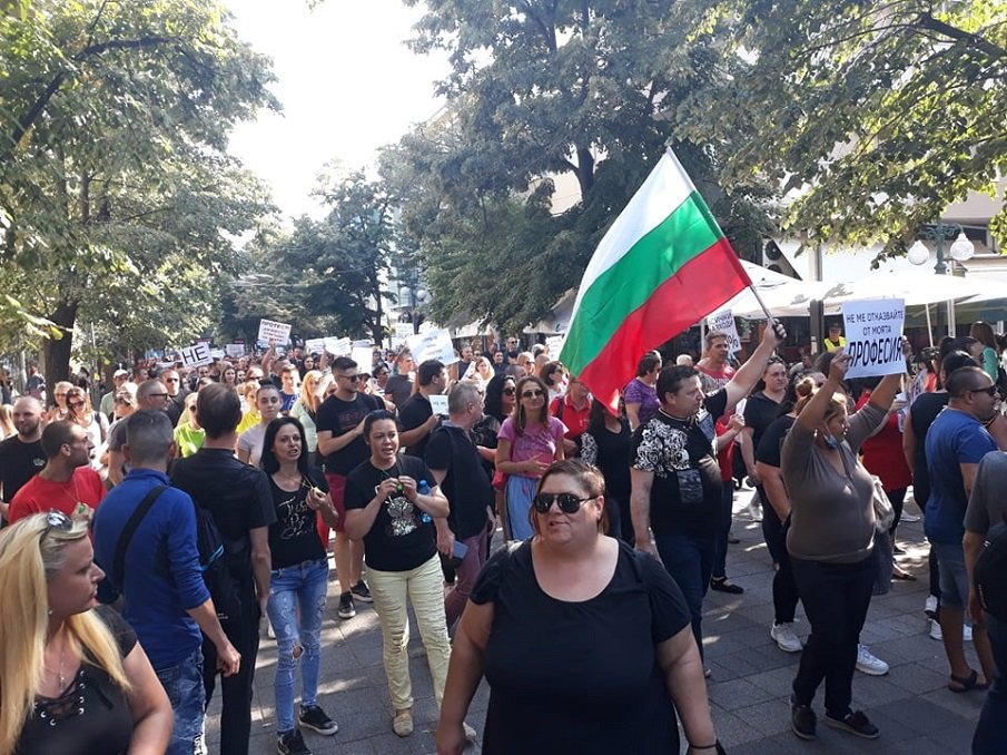 Ресторантьори от Бургас протестираха срещу мерките на Кацаров, подкрепиха ги и таксиметрови шофьори