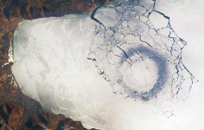 ОТ КОСМОСА: Разплетоха мистерията на странните ледени кръгове в езерото Байкал
