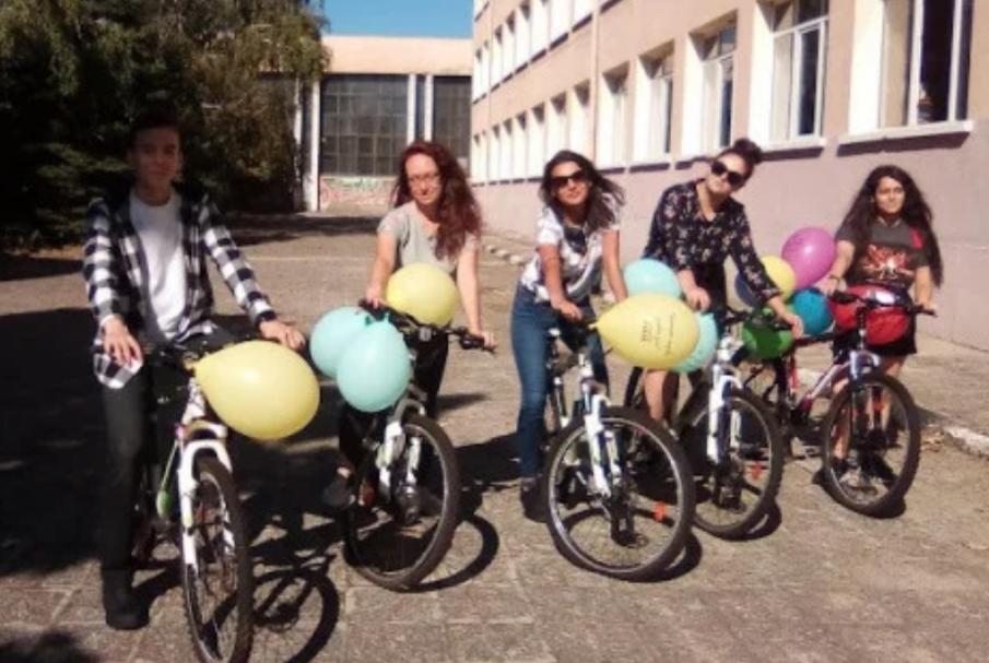 Ученици от Карлово яхнаха велосипеди за първия звънец