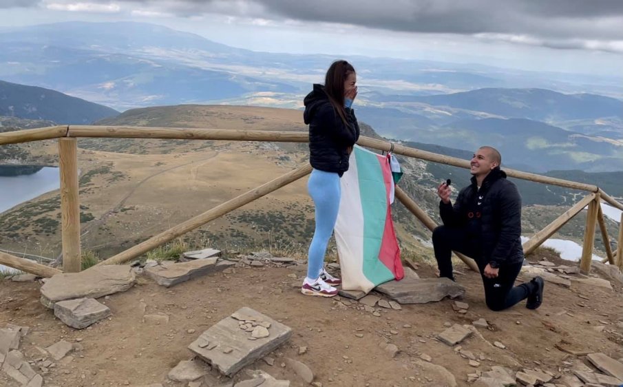 РОМАНТИКА: Млад варненец предложи брак на Езерен връх (СНИМКИ)