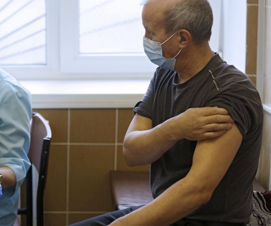 ЗА ПРИМЕР: Селски доктор ваксинира над 1000 души