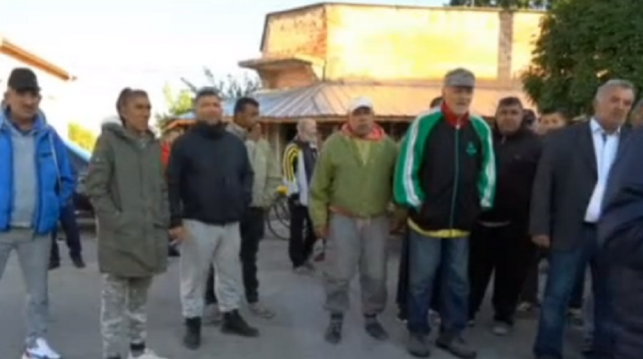 НЕДОВОЛСТВО: В Долни Цибър излязоха на протест, спирали им често тока