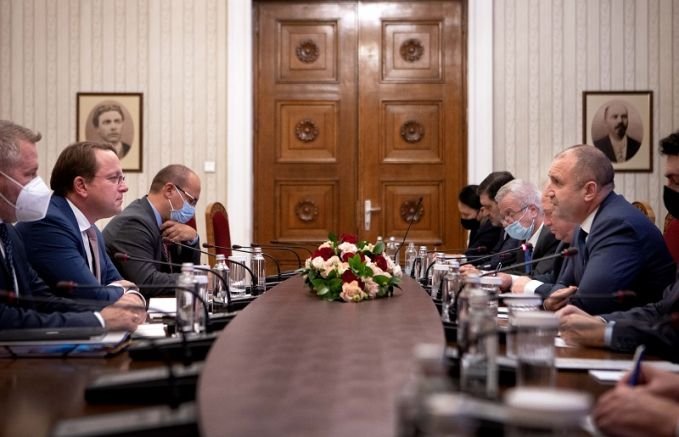 Радев пред еврокомисаря Оливер Вархеи за Северна Македония: България не вярва на обещания, нужни са конкретни решения и гаранции