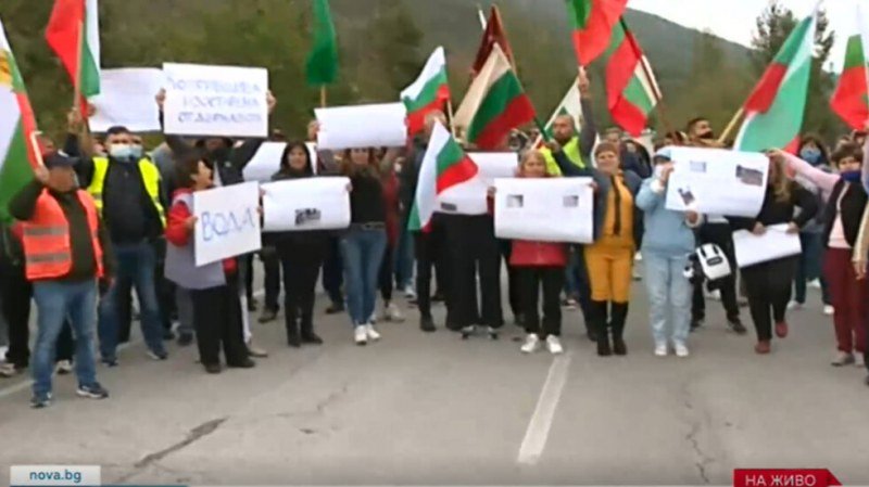 Жители на Копривщица блокираха Подбалканския път, искат канализация