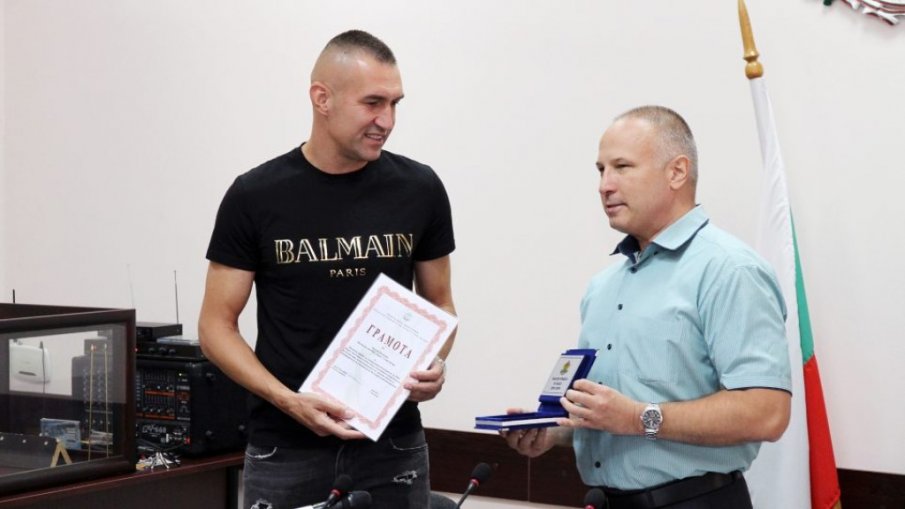 Областният управител на Стара Загора награди Мартин Камбуров