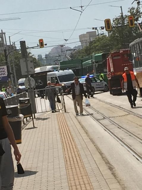 Трамвай и автобус се удариха в София (СНИМКИ)