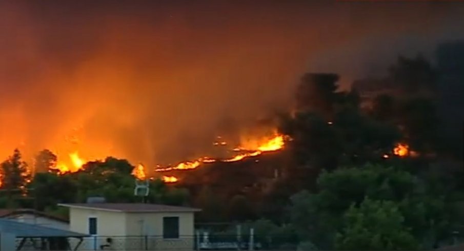Жителите от района на Атина се евакуират заради пожара