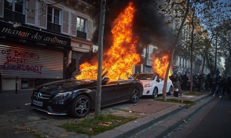 Фенове подпалиха колата на футболен рефер