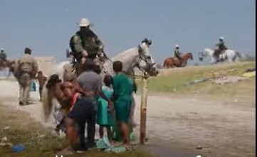 Американски граничари шокираха целия свят - отблъскват хиляди мигранти с коне и бичове (ВИДЕО)