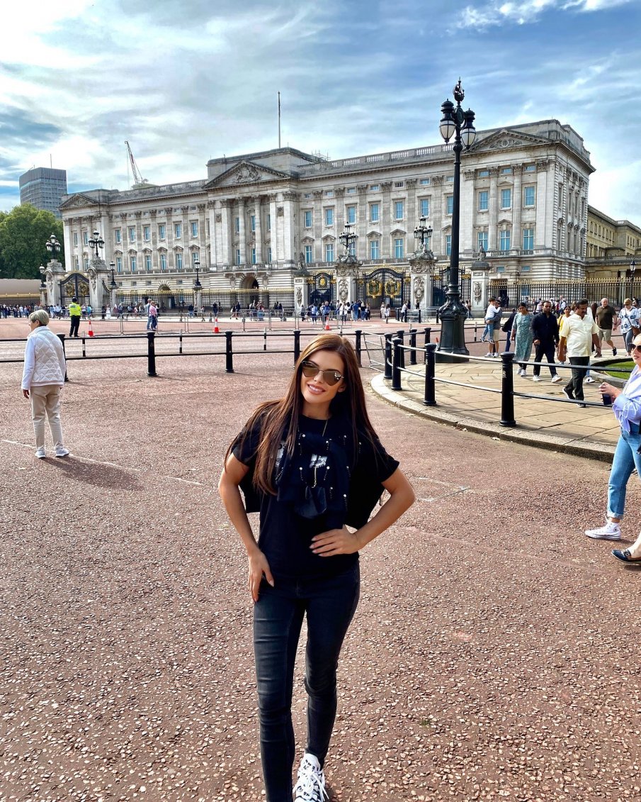 СРЕЩА С МОНАРХ: Преслава пие чай с Кралицата (СНИМКА)