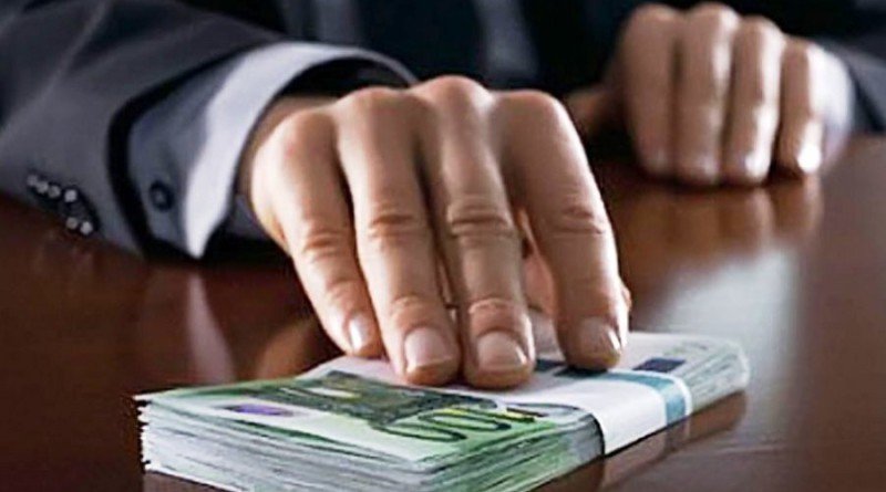 Осъдиха условно инспектор в РЗИ, събирал такса „спокойствие“ от петима търговци