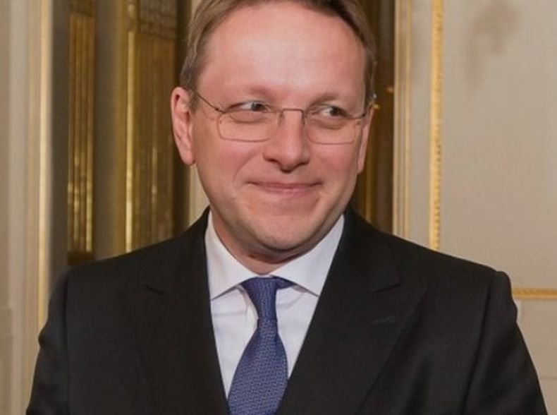 Еврокомисарят по разширяването Оливер Вархеи пристига на страната