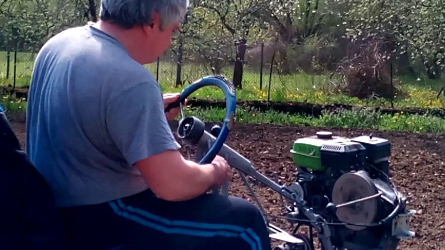 АТАКА ПО ФЛАНГА: Пиян подкара мотофреза в Българово, наряза колата на съсед