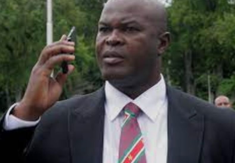 Вицепрезидентът на Суринам стана най-възрастният футболист, участвал в официален мач