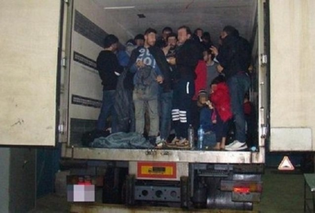 Решетки за трафикант, превозвал 38 афганистанци и пакистанци през парк Росенец