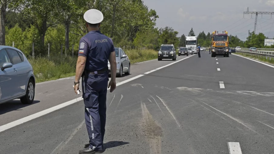 ВАЖНО: Аварирал ТИР запуши Прохода на републиката, отклоняват колите през Шипка