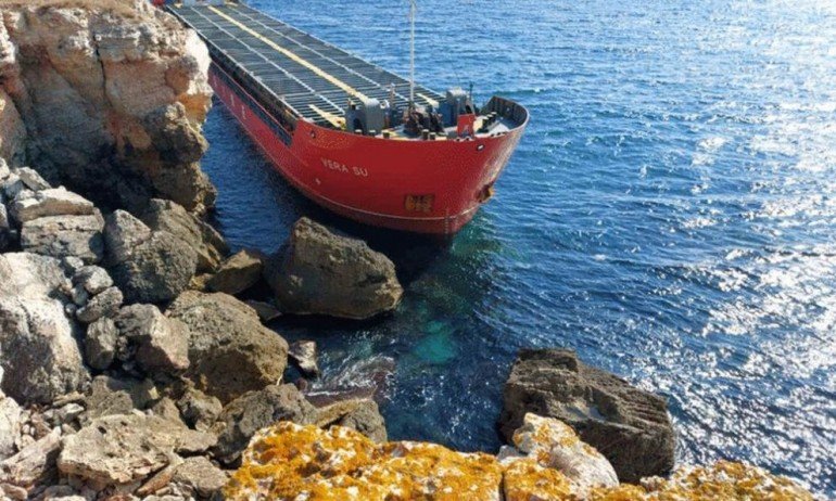 СКАНДАЛ: Камен бряг е пред екологична катастрофа - опасни торове изтичат от заседналия кораб, правителството отказва да помогне