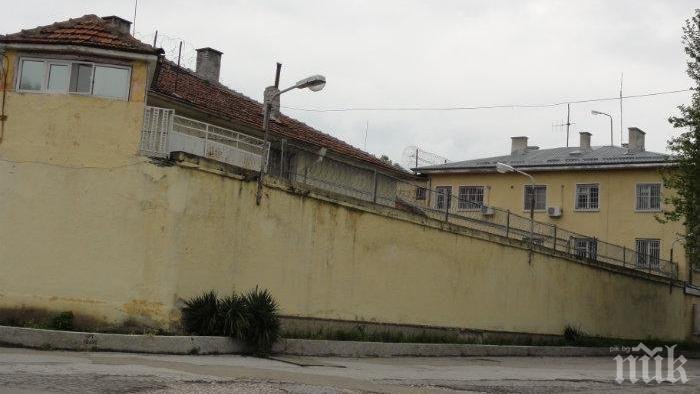 Търсят алкохол в Пловдивския затвор, намериха телефони