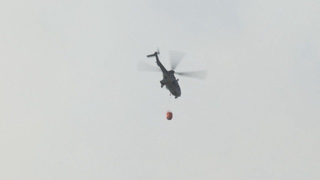 Хеликоптер и военни помагат за гасенето на горския пожар над Карлово