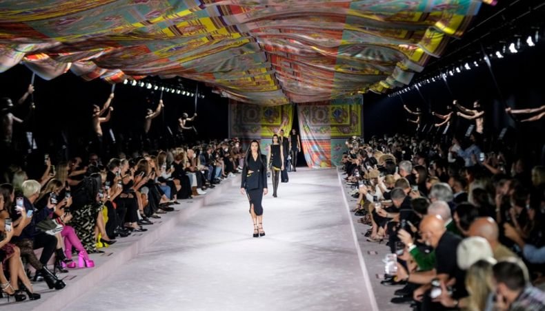 Дуа Липа дебютира на модния подиум в дефиле на „Версаче“