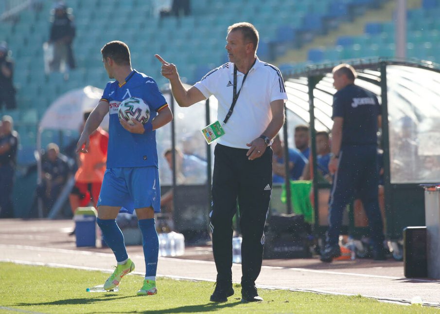 Стойчо Младенов захапа сините след победата