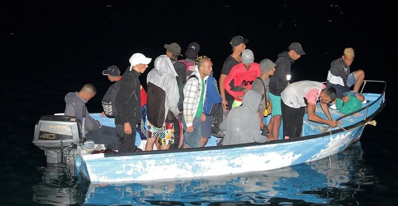 Над 300 мигранти бяха спасени край италианския остров Лампедуза