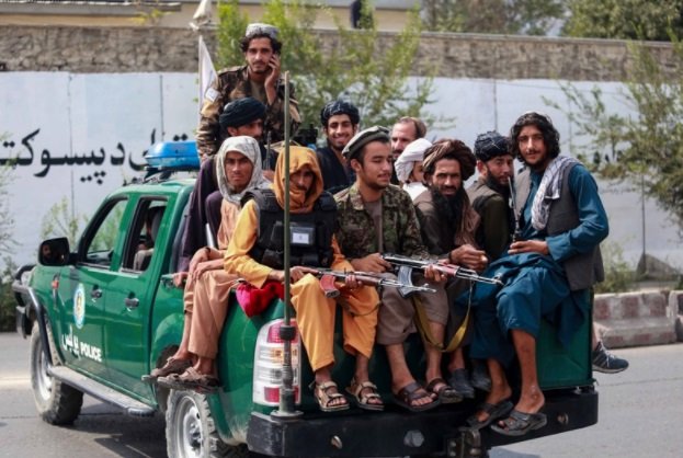 Талибаните забраниха белите кецове и селфитата