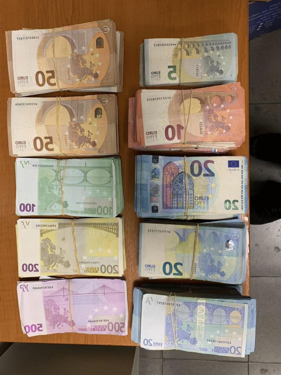 Задържаха нелегална валута за 137 000 лева на ГКПП Капитан Андреево