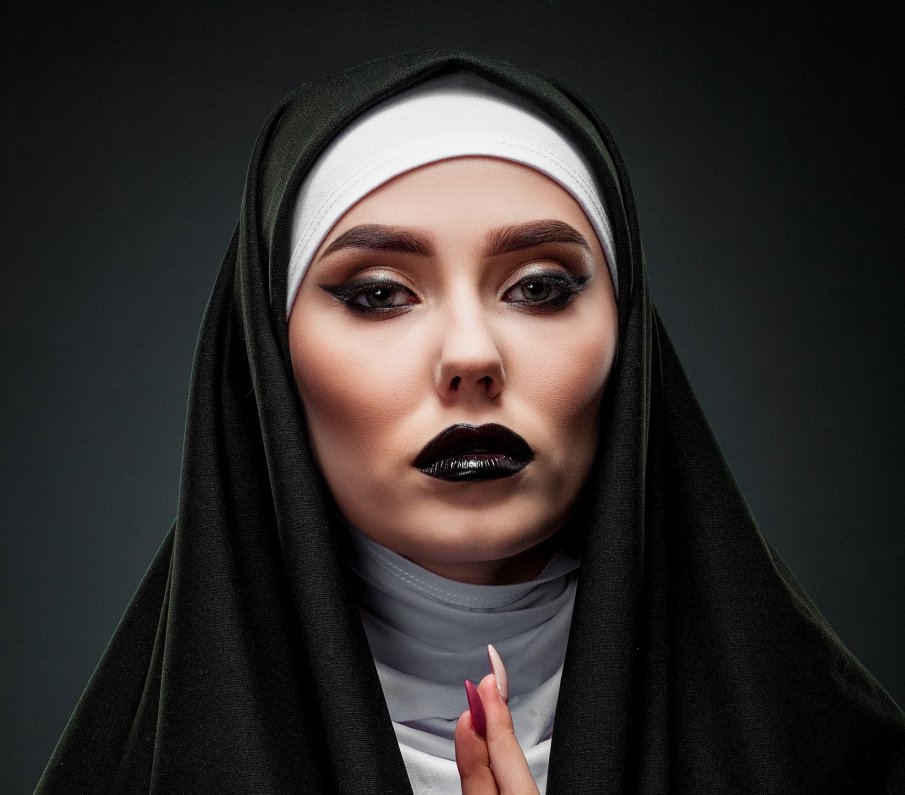 Зловещата монахиня още броди из България (СНИМКИ)